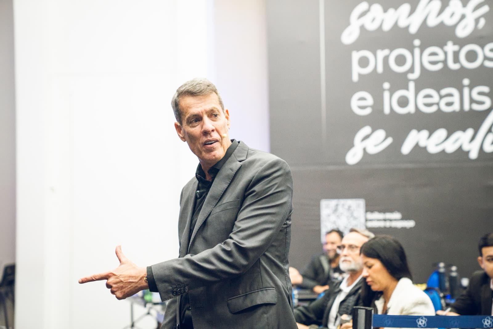Zé André falando e apontando para a plateia